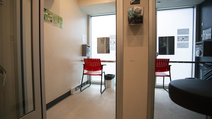 Deux cubicules équipés de chaises et de petits comptoirs.
