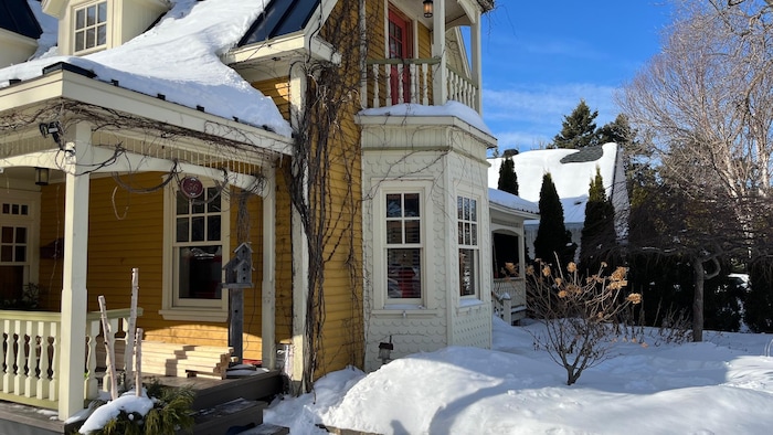 Une coquette maison jaune.