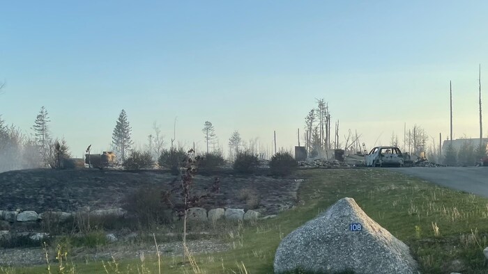 Terrain, quelques cendres.