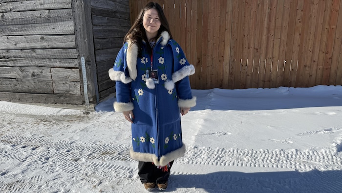 Breanne Lavallée-Heckert, portant un capot, un habit traditionnel autochtone.