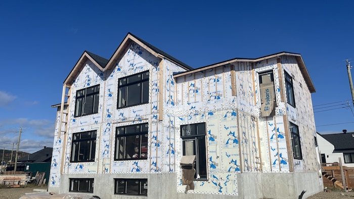 Une maison en construction.