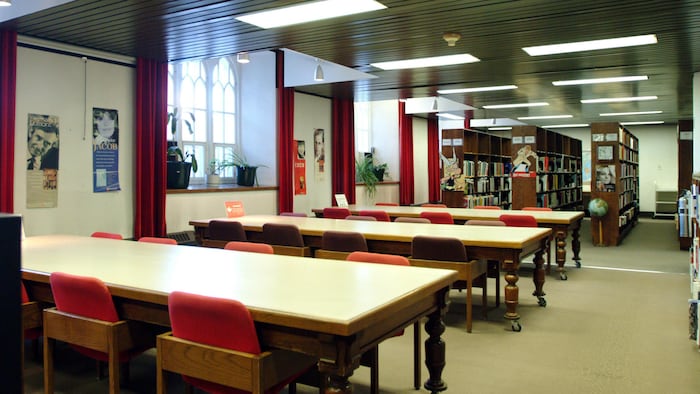 L'intérieur d'une bibliothèque.