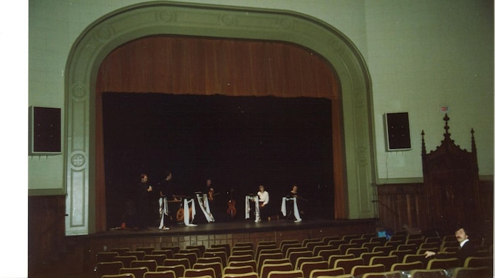 Une salle de spectacle.