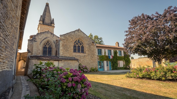 Une église et un jardin.