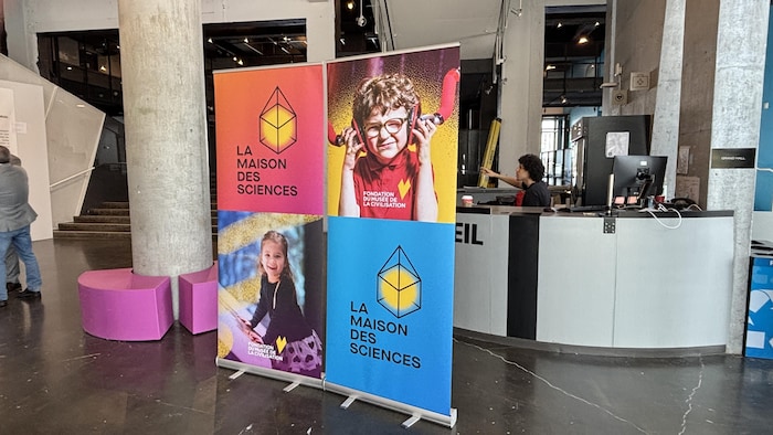 Bannières de La Maison des sciences montrant des enfants souriants dans le hall de l'Espace Quatre Cents.