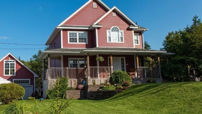 Une grande maison rouge.