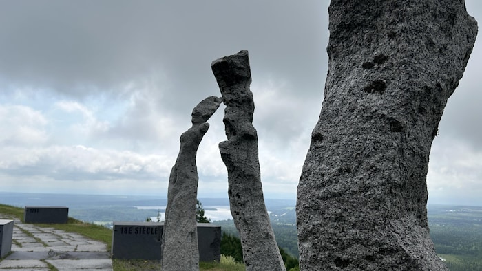 Des sculptures extérieures à la Maison du granit.