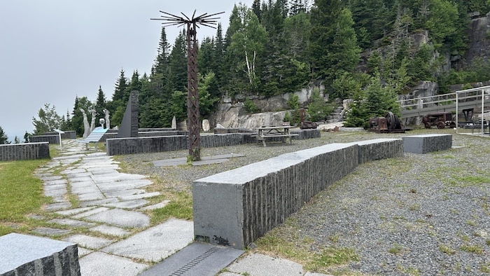 Le site extérieur de la Maison du granit.