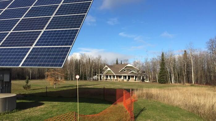 Des panneaux solaires devant une maison