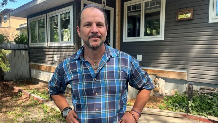 Tyler Fransen devant sa maison à Saskatoon.