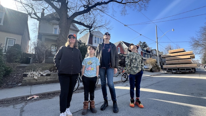 Terra Page et Erin Kern observent l'assemblage de leur maison avec leurs jumeaux.