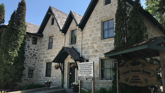 Une vieille maison en pierre.