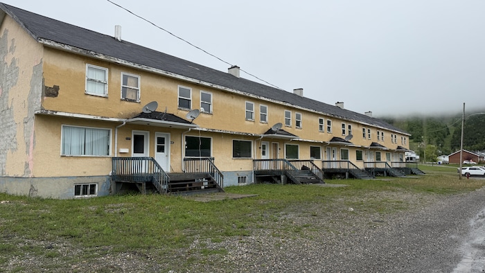 Des logements dans un bâtiment en mauvais état.