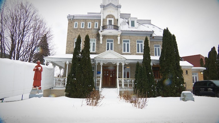 Une maison enneigée.