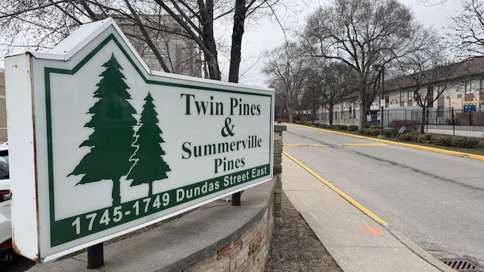 Une enseigne de Twin Pines à l'entrée du quartier.
