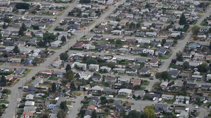 Une vue aérienne d'un quartier pavillonnaire, dont des maisons mobiles, à Kamloops, en Colombie-Britannique, le 11 septembre 2023. 