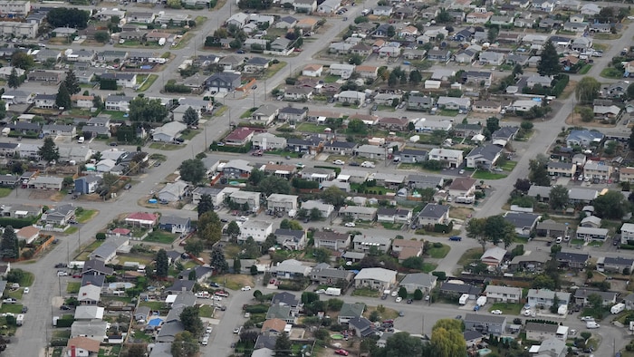 Une vue aérienne d'un quartier pavillonnaire, dont des maisons mobiles, à Kamloops, en Colombie-Britannique, le 11 septembre 2023. 