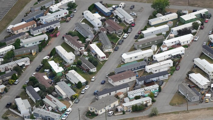 Une vue aérienne d'un quartier de maisons mobiles à Kamloops, en Colombie-Britannique, le 11 septembre 2023.