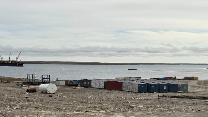 Les maisons préfabriquées le long du rivage à Cambridge Bay. 