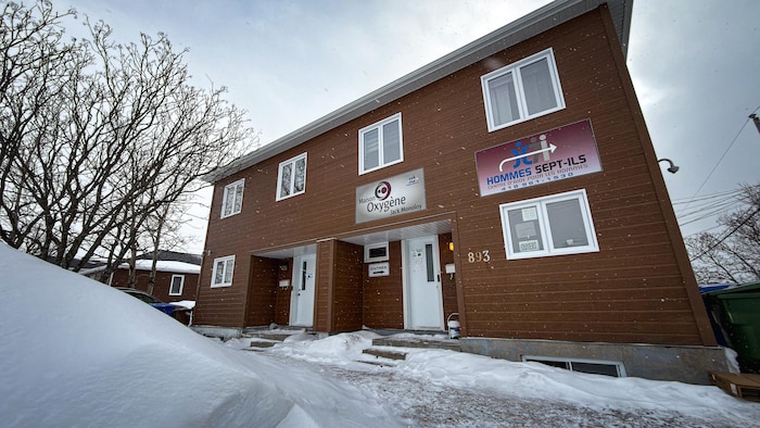 Un immeuble à logements en hiver à Sept-Îles.