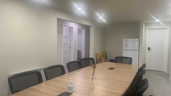 La nouvelle salle de rencontres est en voie d'être terminée, il manque seulement une cuisinette près du réfrigérateur.