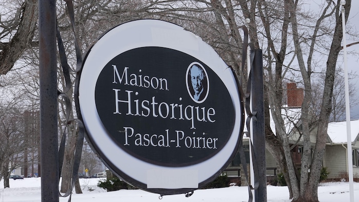 Un écriteau annonçant la maison historique Pascal-Poirier dans un paysage d'hiver de Shediac.