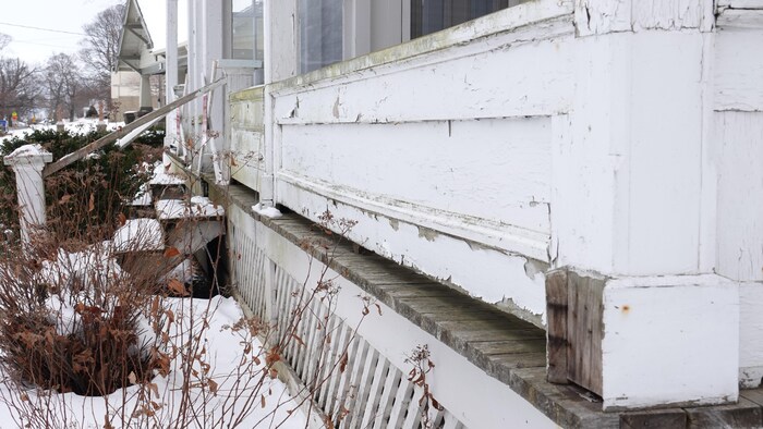 Une entrée de maison en mauvais état.
