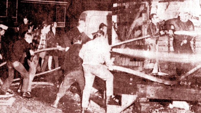 Cette expulsion de la Maison du p&ecirc;cheur survenue dans la nuit du 20 au 21 juillet 1969 a &eacute;t&eacute; immortalis&eacute;e par Lionel Bernier, un &eacute;tudiant de Cap-aux-Os qui travaillait pour le journal Le Soleil cet &eacute;t&eacute;-l&agrave;.