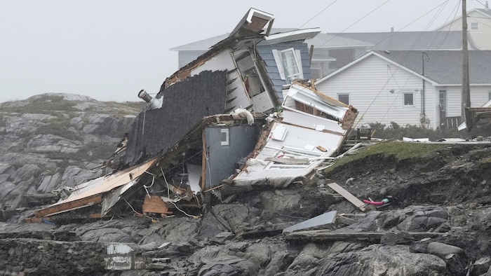 Les restes d'une maison détruite par l'ouragan Fiona sont visibles à Port aux Basques, à Terre-Neuve-et-Labrador, le lundi 26 septembre 2022.