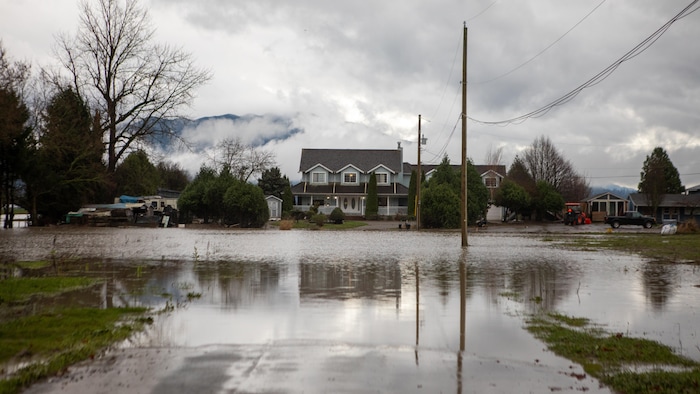 Une maison dont le terrain est recouvert d'eau.