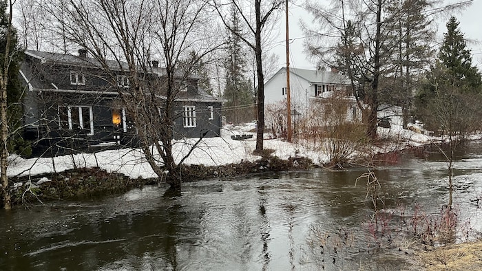 Des maisons aux abords de la rivière Jaune.