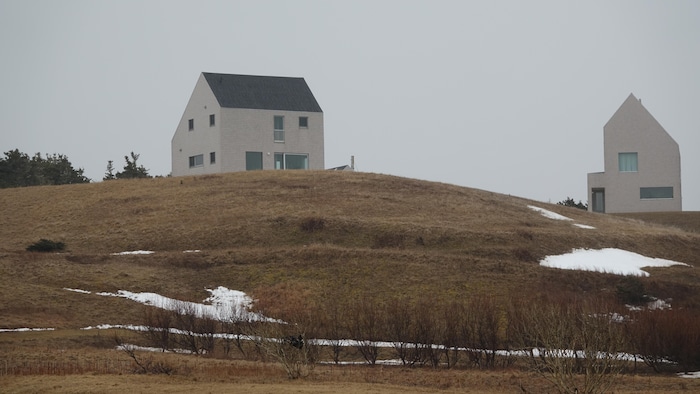 Des maisons modernes sur des buttes.