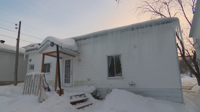 L'arrière d'une maison pendant la saison hivernale.