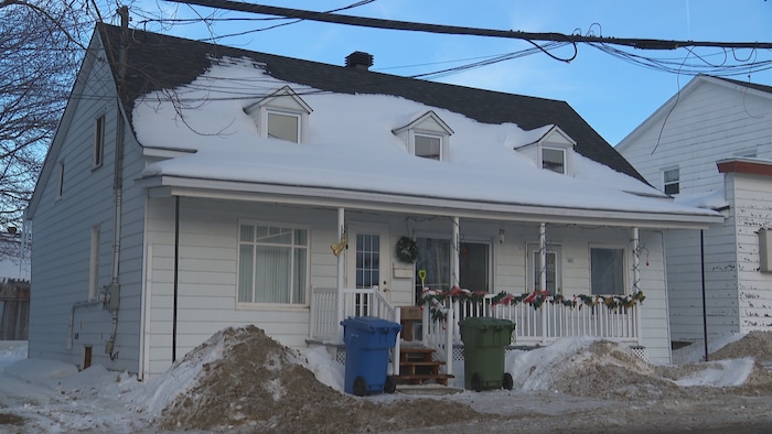 Une maison pendant la saison hivernale.