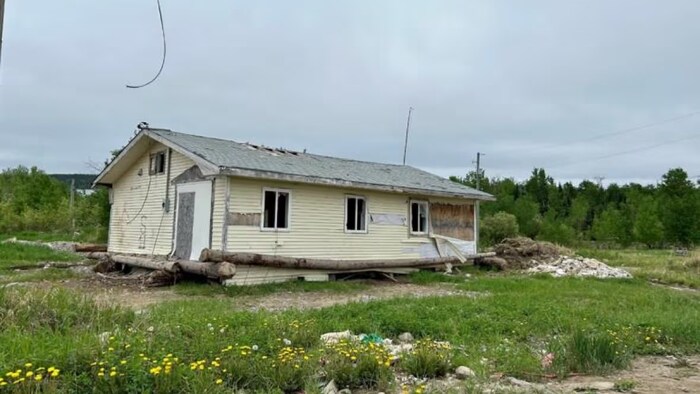 Une maison de la Première nation de St. Theresa Point, une communauté isolée, accessible par avion, dans le nord-est du Manitoba.