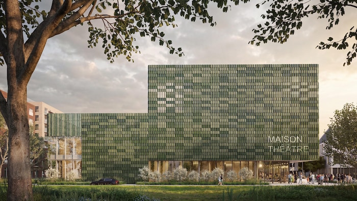 Des personnes devant un bâtiment vert.