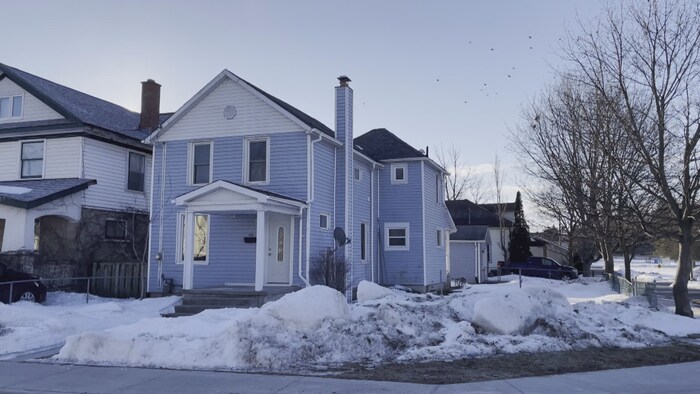 Une maison bleue, en hiver.