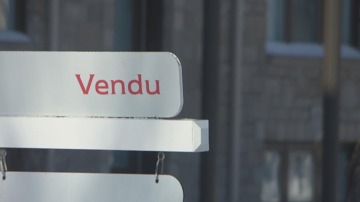 Une pancarte où il est écrit « vendu ».