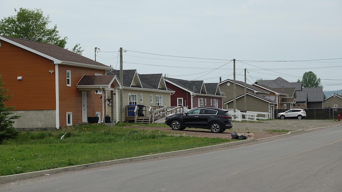 Des maisons à Listuguj en été.