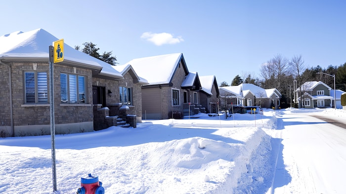 Des maisons et de la neige.