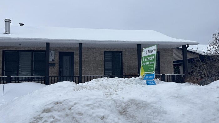 Une maison à vendre en hiver.