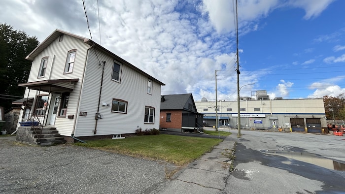 Des maisons se trouvent juste à côté de l'usine.