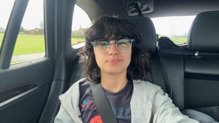 Portrait de Maissame Bouchema dans une voiture.