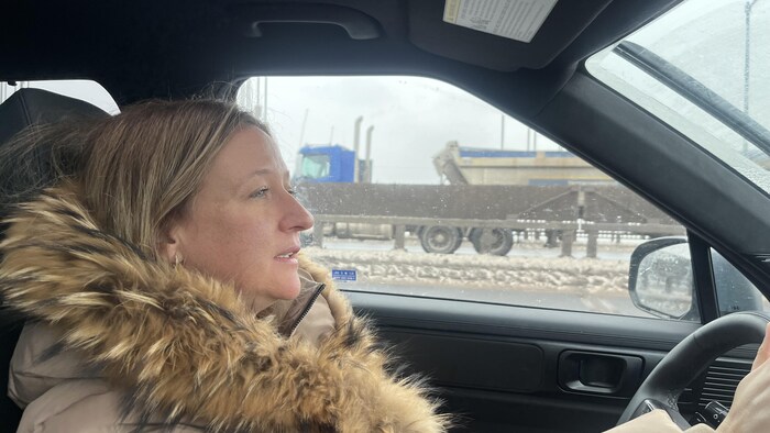 Une femme derrière un volant.