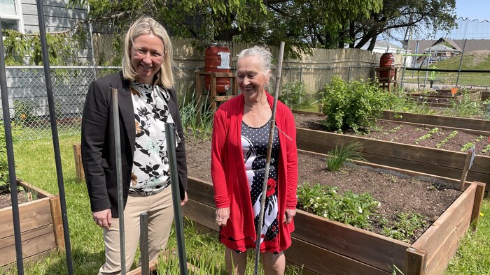 Maïté Blanchette Vézina en compagnie d'Antonine Michaud dans un jardin communautaire.