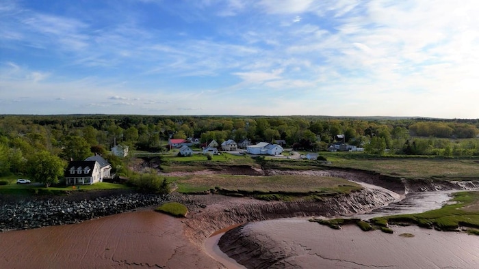 Un village près d'une rivière asséchée. 