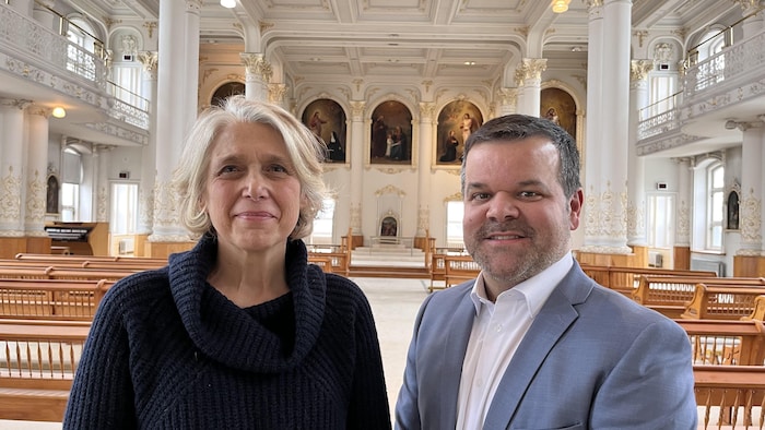 Les murs et les colonnes de la chapelle sont blancs et les bancs sont toujours présents.