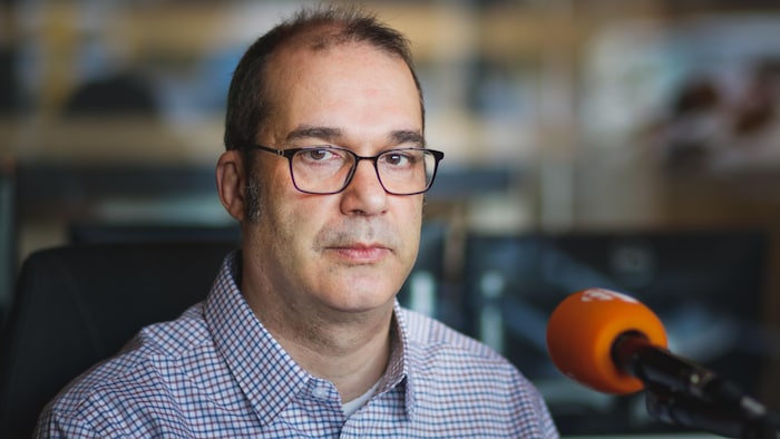 Un homme dans un studio radiophonique. 