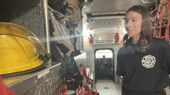 Portrait de Makayla Gaudet dans un camion de pompier.