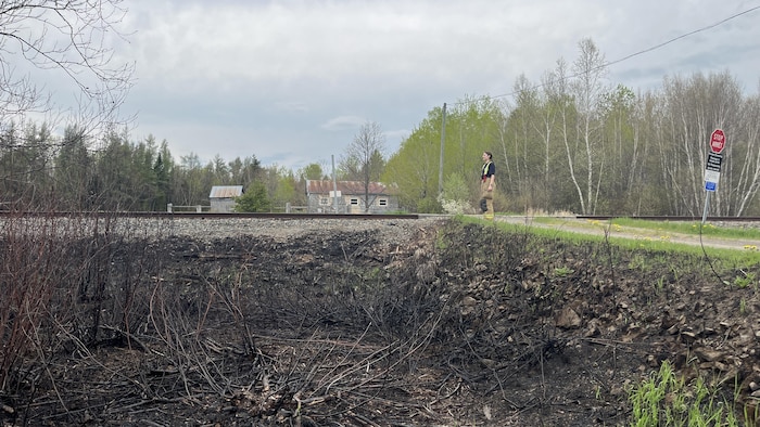 Makayla Gaudet se tient près du chemin de fer.